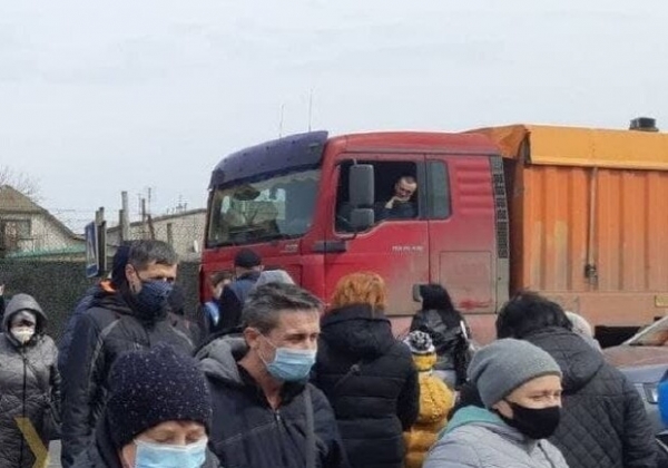 Неделю без воды: жители Ленпоселка перекрыли дорогу возле Авангарда