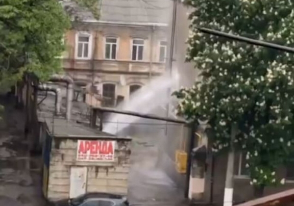 Прорыв недели: на Мечникова забил огромный фонтан 