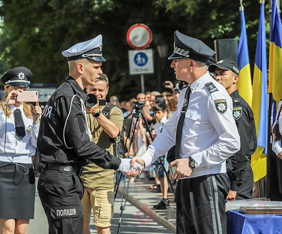 Офицерский вальс и барабанное подразделение: выпуск будущих полицейских состоялся у статуи Дюка