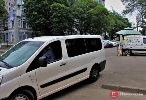Огорожен забором, но остался парковкой: тротуар в парке Шевченко так и не стал пешеходной зоной