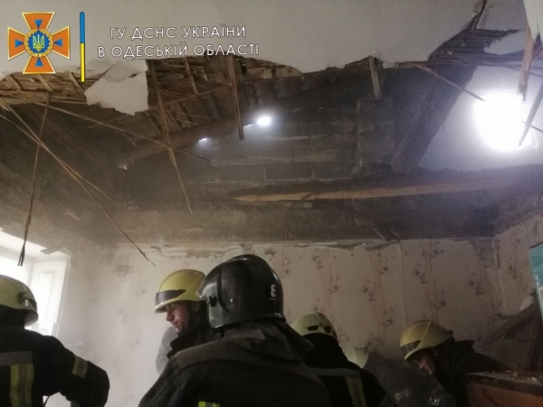 В жилом доме на Молдаванке обрушился потолок в квартире: погибла пожилая хозяйка. Фото