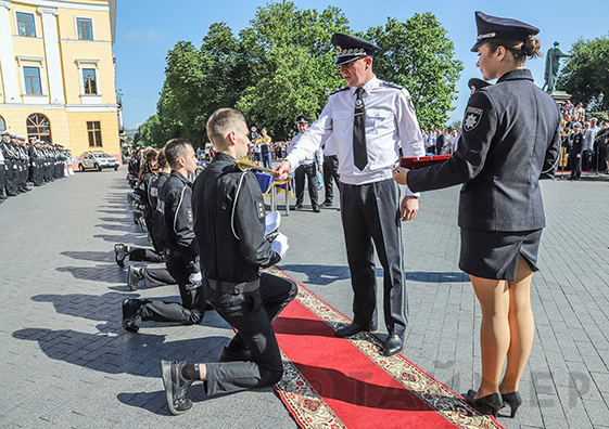 Офицерский вальс и барабанное подразделение: выпуск будущих полицейских состоялся у статуи Дюка
