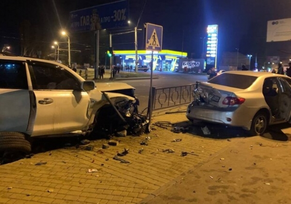 На большой скорости врезался в три авто: на Пересыпи произошло ДТП с пострадавшими