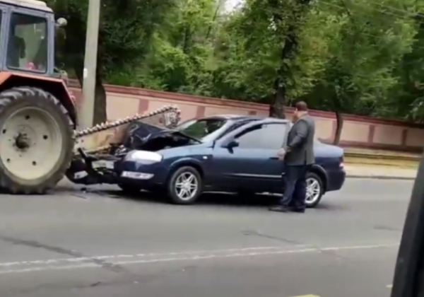 Ужас наяву: в Одессе машина попала под пилу трактора