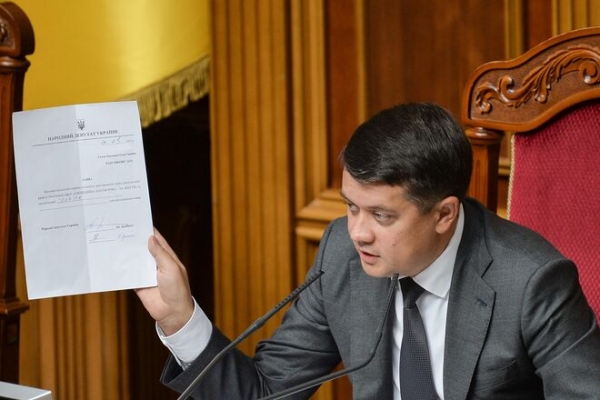 
"Много дискуссий": Разумков направил законопроект об олигархах в Венецианскую комиссию
