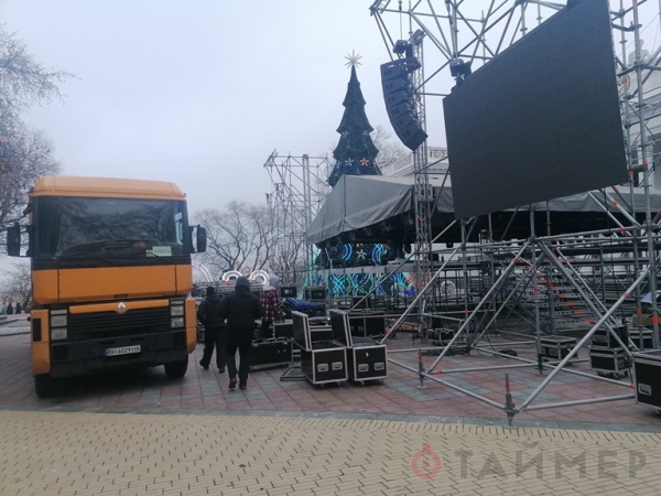 На Думской площади собирают сцену для новогоднего концерта
