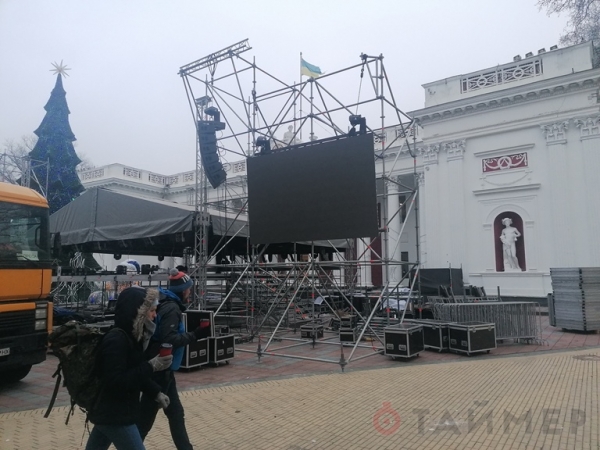 На Думской площади собирают сцену для новогоднего концерта