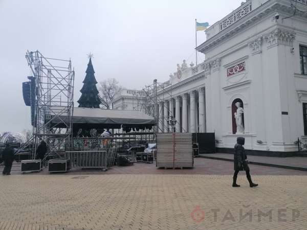 На Думской площади собирают сцену для новогоднего концерта