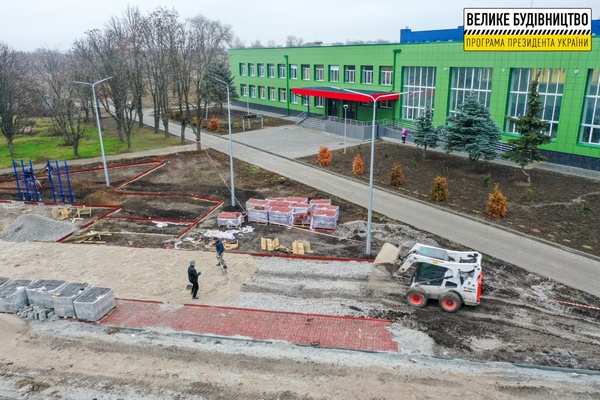 «Велике будівництво»: у Томаківці на Дніпропетровщині будують сучасний стадіон біля оновленого ліцею