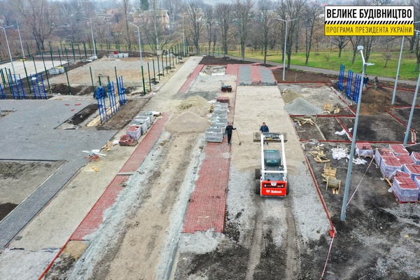 «Велике будівництво»: у Томаківці на Дніпропетровщині будують сучасний стадіон біля оновленого ліцею