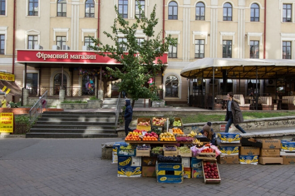 
"Бабушки" на рынках продают овощей и фруктов на 35 млрд грн в год, – эксперт
