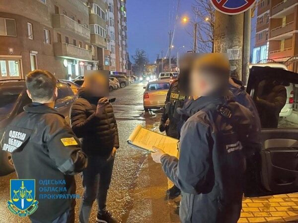 Одесские пожарные вымогали 400 долларов и 3000 гривен у владельца автозаправки