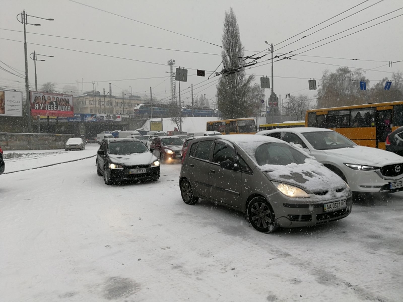 Завжди їздити з увімкненими фарами та перевзувати авто в зимові шини на пів року: в Україні для водіїв підготували нововведення
