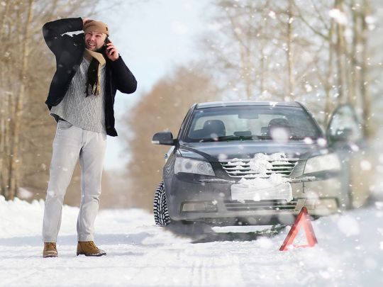 Завжди їздити з увімкненими фарами та перевзувати авто в зимові шини на пів року: в Україні для водіїв підготували нововведення