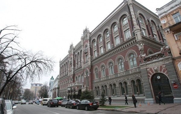 НБУ продал в январе максимум валюты за два года