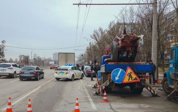 В Днепре грузовик протаранил автовышку с рабочими: видео момента