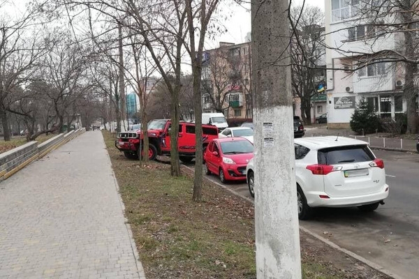 Автохамы в Одессе: свежая фотоподборка очень плохой парковки за неделю