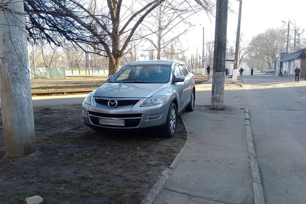 Автохамы в Одессе: свежая фотоподборка очень плохой парковки за неделю