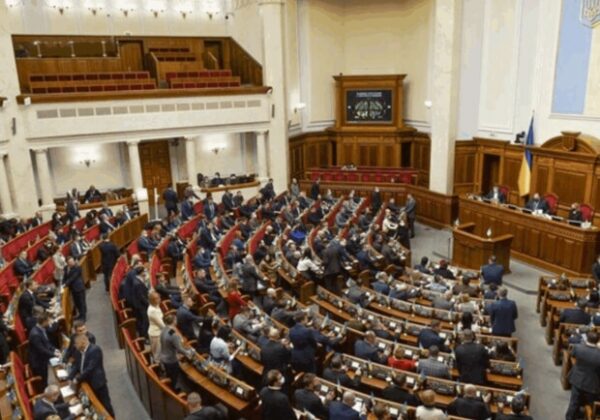 Верховная Рада проголосовала за введение режима ЧП в Украине 
