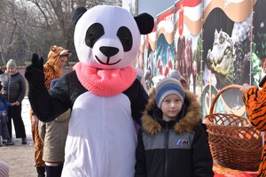 В Одесском зоопарке тигрице подарили праздничный торт: ей понравилась коробка (видео)