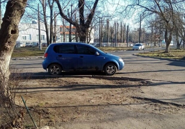 Автохамы в Одессе: свежая фотоподборка очень плохой парковки за неделю