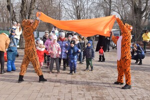 В Одесском зоопарке тигрице подарили праздничный торт: ей понравилась коробка (видео)