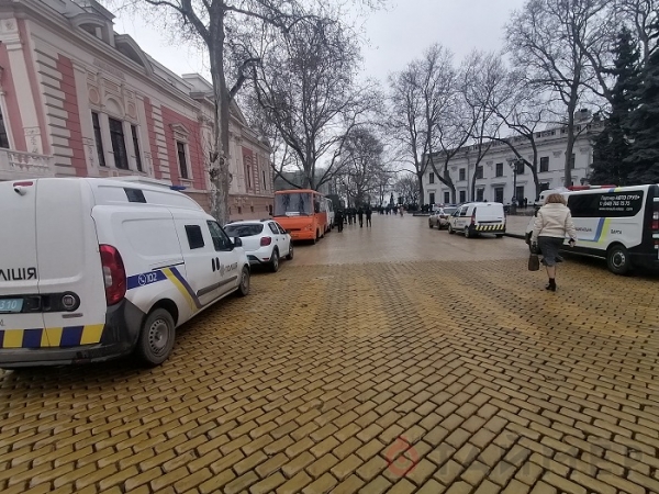Перед мэрией Одессы проходят сразу три митинга