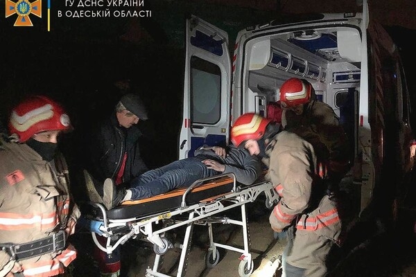 Сломанная челюсть и сотрясение: под Одессой мужчину сбил грузовой поезд