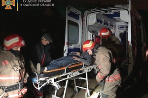 Сломанная челюсть и сотрясение: под Одессой мужчину сбил грузовой поезд