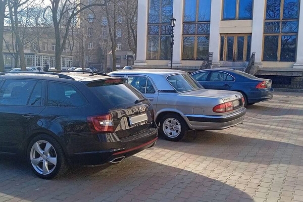 Автохамы в Одессе: свежая фотоподборка очень плохой парковки за неделю