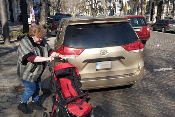 Автохамы в Одессе: свежая фотоподборка очень плохой парковки за неделю