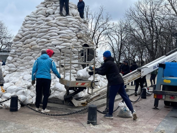 В Одесі пам’ятник Дюку обклали мішками з піском — щоб захистити від окупантів. Фото