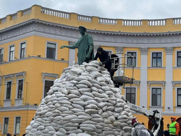 В Одесі пам’ятник Дюку обклали мішками з піском — щоб захистити від окупантів. Фото