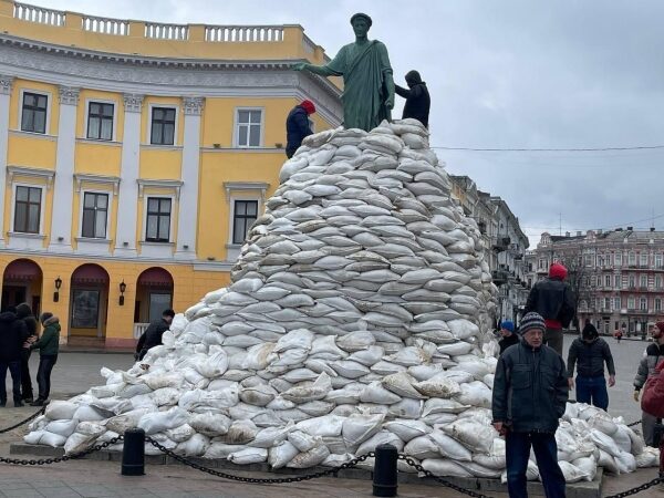 В Одесі пам’ятник Дюку обклали мішками з піском — щоб захистити від окупантів. Фото В Одесі пам’ятник Дюку обклали мішками з піском — щоб захистити від окупантів. Фото