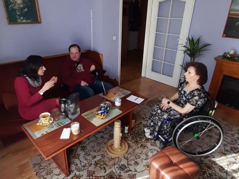 &laquo;Ми&nbsp;плачемо разом з&nbsp;вами&raquo;: волонтерка на&nbsp;візку з&nbsp;Польщі допомагає українським біженцям