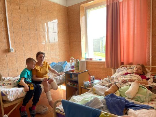 «Мамі та сестричці ампутували ноги»: 11-річний Ярослав доглядає за пораненими рідними після обстрілу вокзалу у Краматорську
