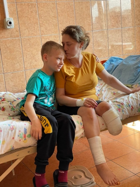 «Мамі та сестричці ампутували ноги»: 11-річний Ярослав доглядає за пораненими рідними після обстрілу вокзалу у Краматорську