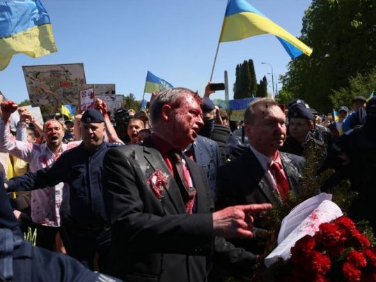 &laquo;Заплатив обличчям&raquo; за&nbsp;політику путіна: російського посла у&nbsp;Польщі облили штучною кров'ю під крики &laquo;фашисти&raquo;