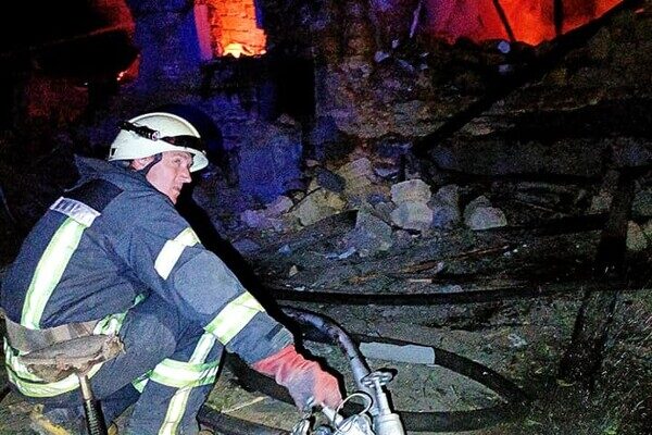 Одесские спасатели показали, как ликвидировали последствия ночного обстрела 