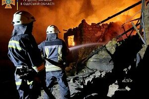 Одесские спасатели показали, как ликвидировали последствия ночного обстрела 