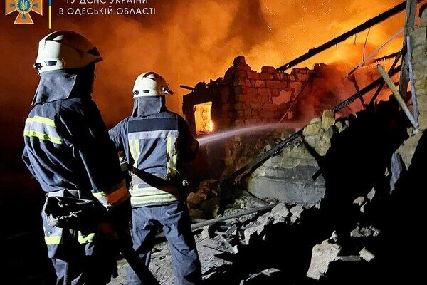 Одесские спасатели показали, как ликвидировали последствия ночного обстрела 