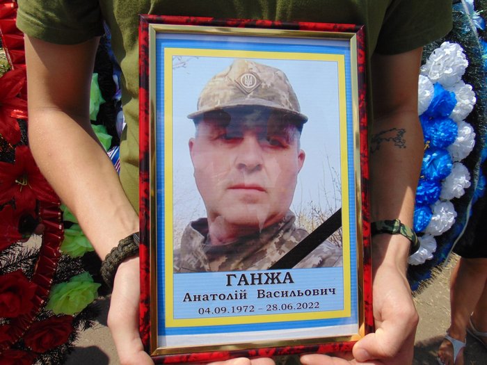 «Кожна розгрузка була прошита молитвою, що коханий чоловік скоро повернеться з перемогою» — односельці попрощались із загиблим воїном