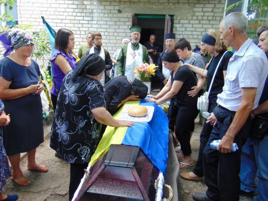 «Кожна розгрузка була прошита молитвою, що коханий чоловік скоро повернеться з перемогою» — односельці попрощались із загиблим воїном