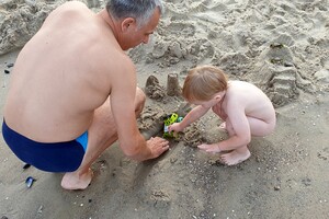 Одесситы устраивают пляжные купания по вечерам 