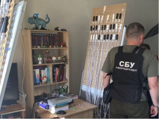Намагалися посварити Зеленського з Залужним та обливали брудом першу леді: в Україні ліквідували потужну ботоферму
