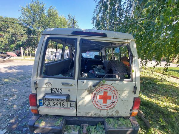 Окупанти зруйнували у Слов'янську базу Червоного Хреста, який займається евакуацією мирних жителів
