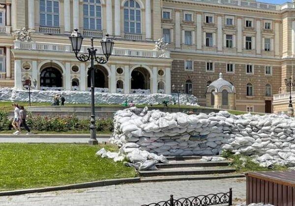 Возле Оперного театра в Одессе разбирают баррикады 