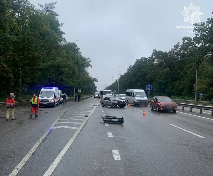 ДТП за участю двох легкових авто у Києві: на в'їзді до міста утворилася пробка