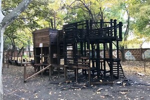 В Одессе вандалы сожгли детскую площадку