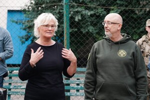 Глава Минобороны Германии рассказала, как пряталась во время воздушных тревог в Одессе